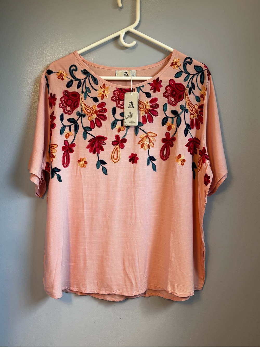 Embroidered Floral Short Sleeve Blouse in Light Pink Sz L/XL. NWT